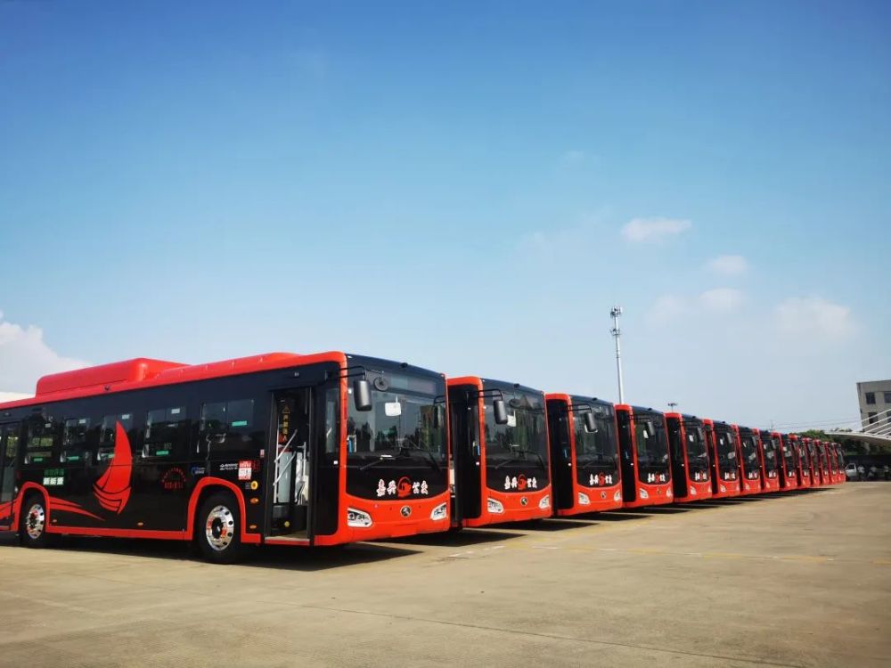18輛首批碳纖維復合材料輕量化新能源巴士亮相嘉興