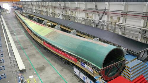 中復(fù)連眾首支百米級(jí)海上葉片成功下線