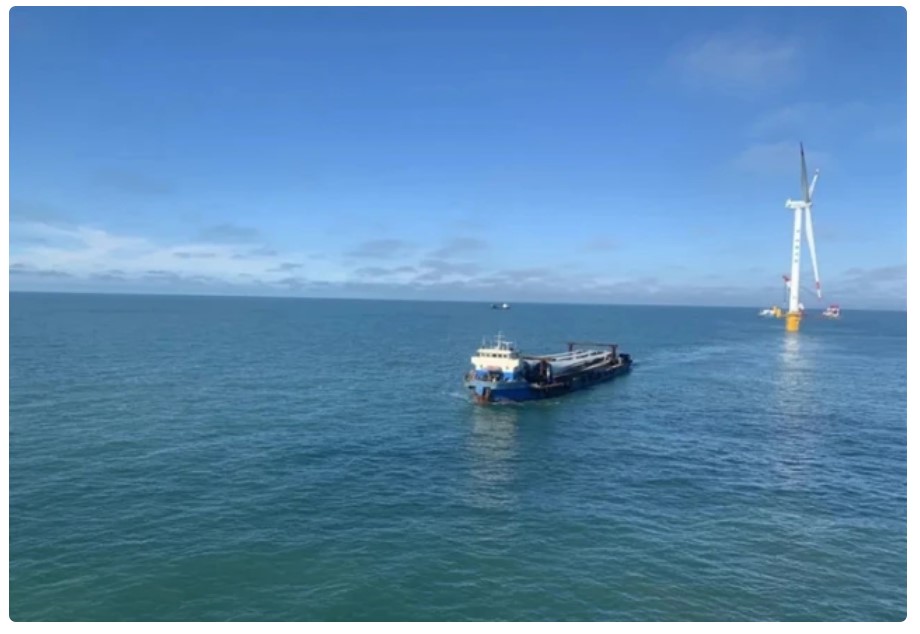 加快推進碳達峰碳中和 “兩江造”國內首臺深遠海浮式風電機組浮體平臺下線