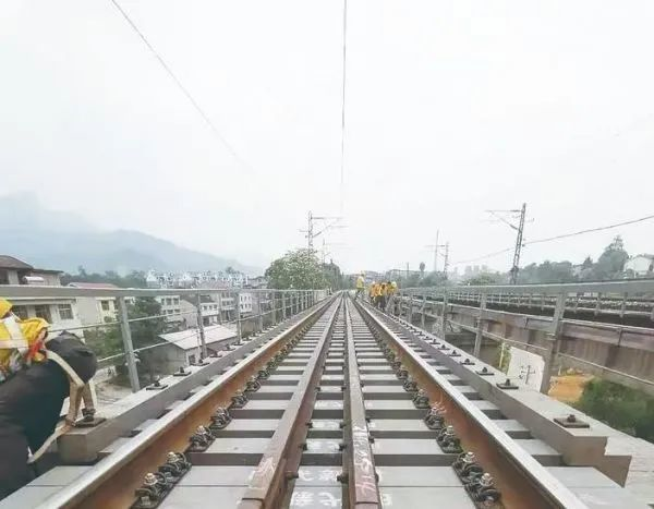 玻纖增強(qiáng)聚氨酯軌枕在軌道交通領(lǐng)域中的應(yīng)用 玻纖增強(qiáng)聚氨酯軌枕在軌道交通領(lǐng)域中的應(yīng)用