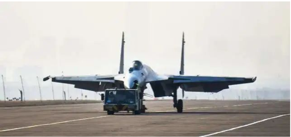 中國重型艦載機，殲15生產線首次曝光：大量使用復合材料，戰機減重30%