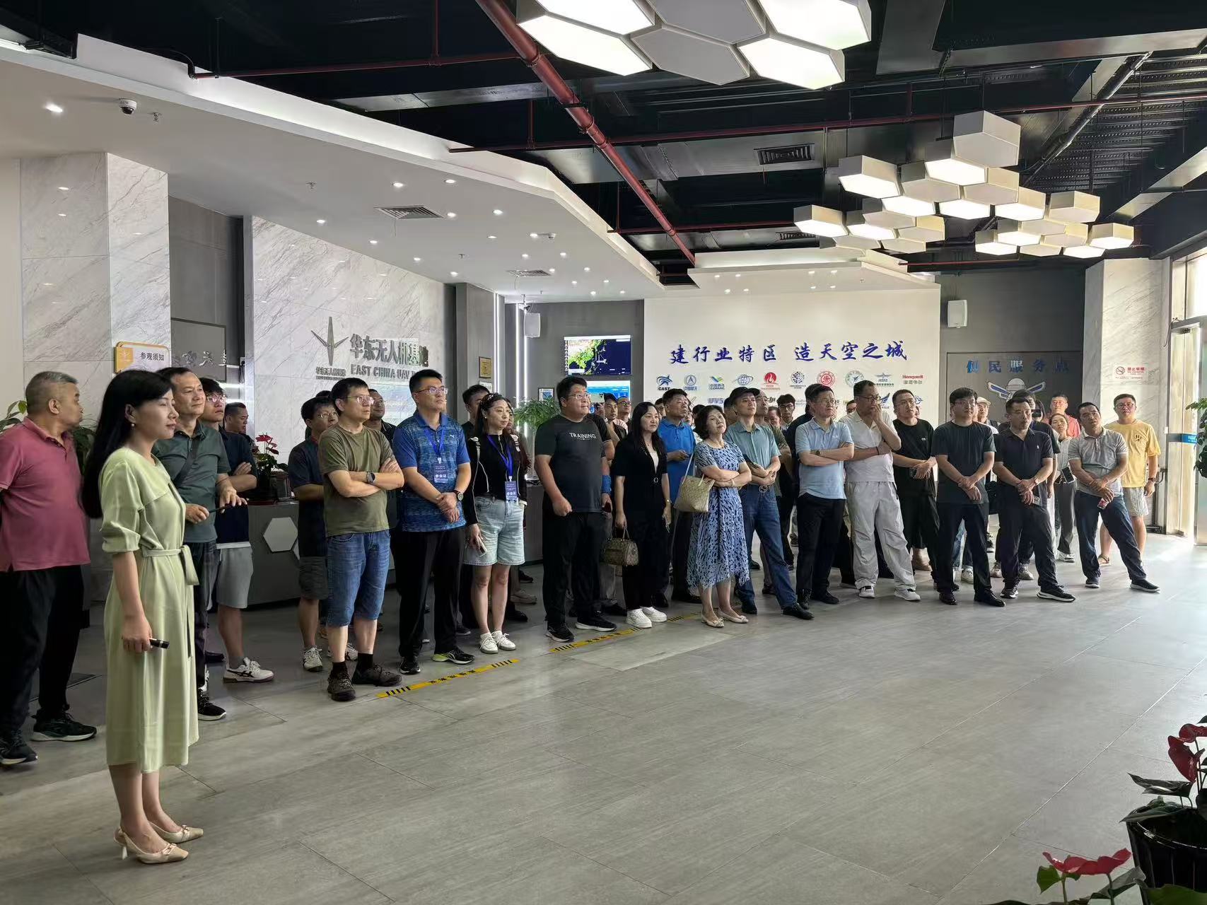 第六屆碳纖維復(fù)合材料產(chǎn)業(yè)創(chuàng)新發(fā)展論壇暨首屆新材料投資大會(huì)成功舉辦 第六屆碳纖維復(fù)合材料產(chǎn)業(yè)創(chuàng)新發(fā)展論壇暨首屆新材料投資大會(huì)成功舉辦