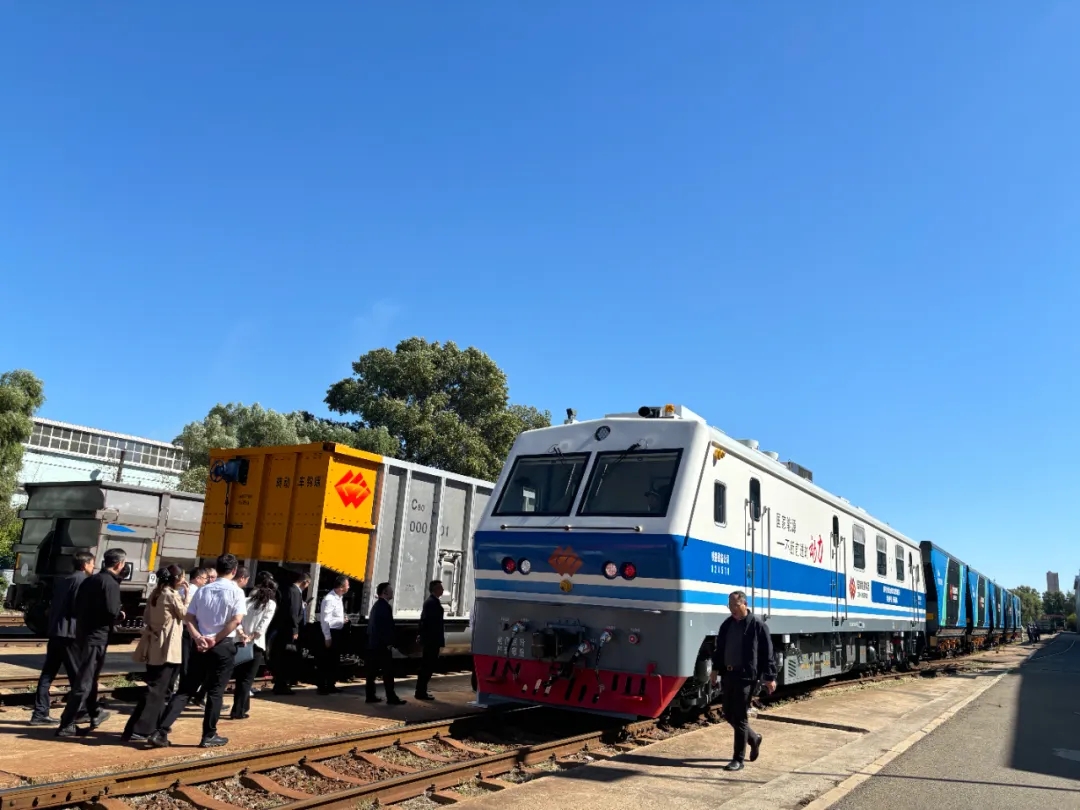 “科技之翼”撥千斤 產業協同結碩果——全球首批碳纖維復合材料輕量化重載鐵路貨車發布