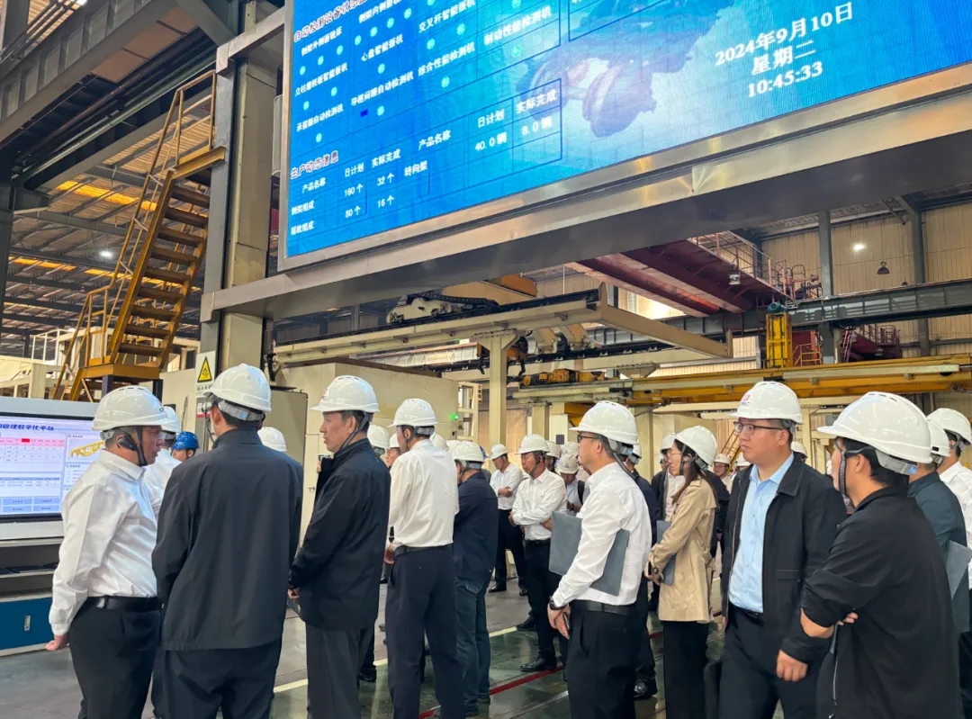 “科技之翼”撥千斤 產業協同結碩果——全球首批碳纖維復合材料輕量化重載鐵路貨車發布