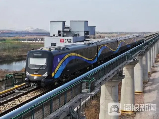 見證——光影里的新中國丨全球首列商用碳纖維地鐵列車問世