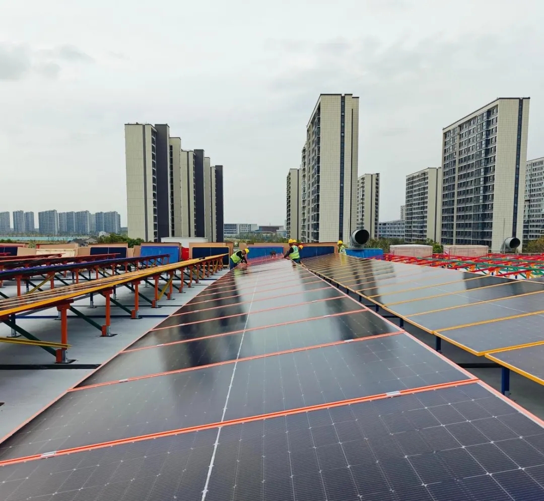 【創新引領，綠動未來】——全球首例聚氨酯復合材料一體化光伏電站璀璨并網