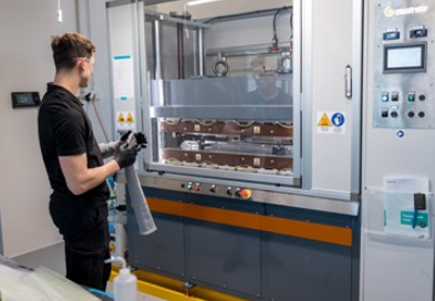 預浸料壓縮成型滿足更高速率的螺旋槳制造